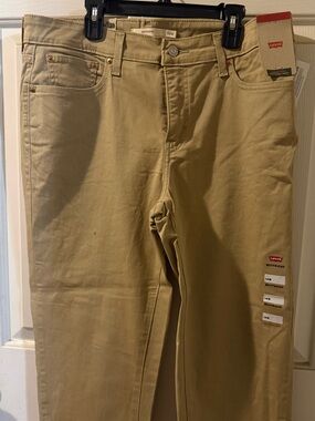 Levi's Boyfriend Jeans in Tan